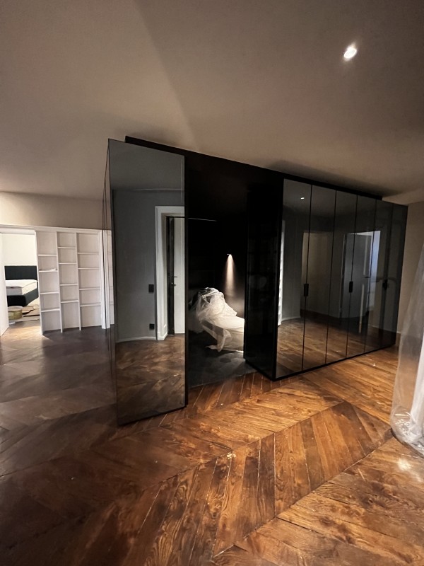 dressing de luxe Rimadesio avec porte en verre miroir